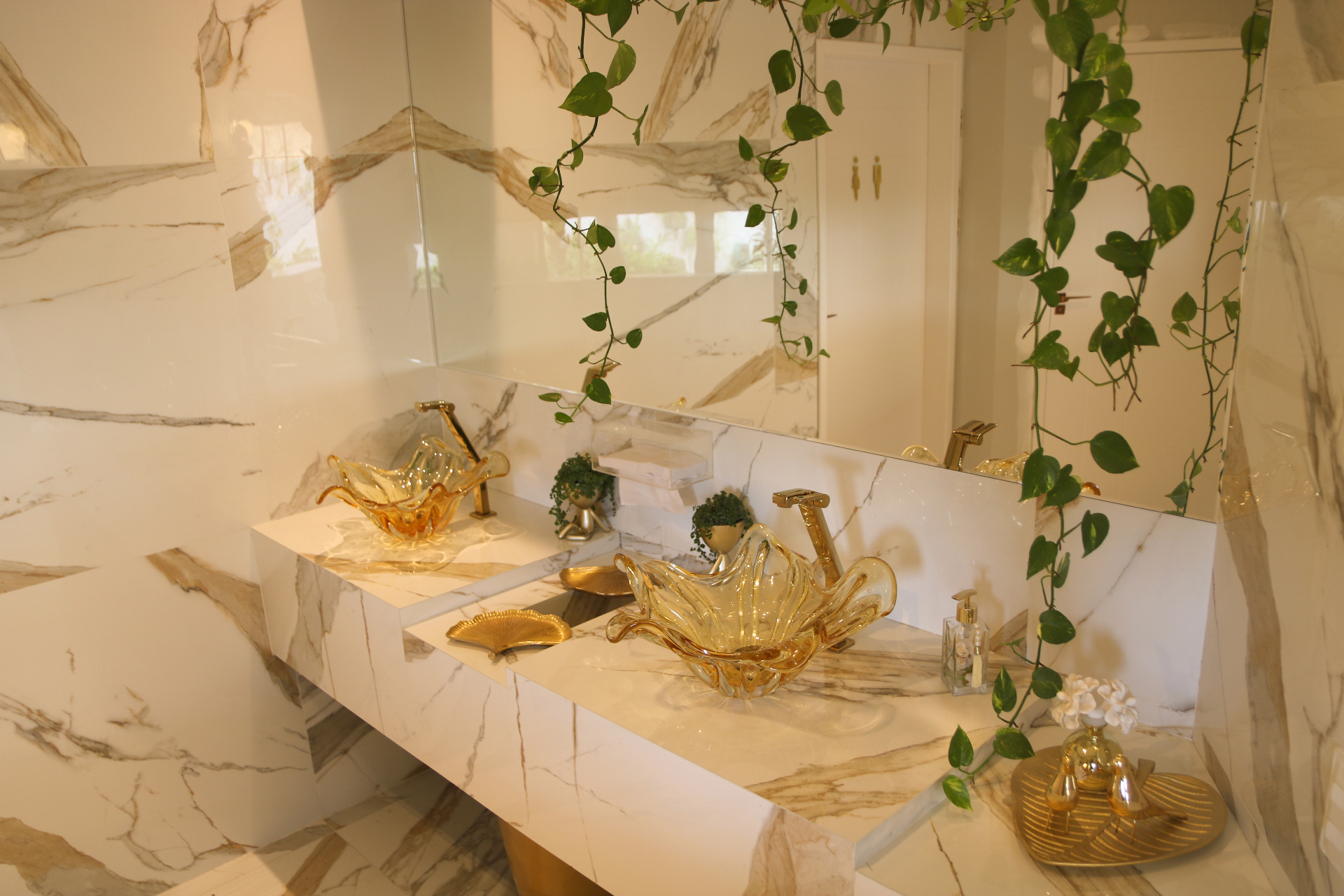 Lavabo em mármore com detalhes dourados da Clínica Núcleo Vhigor